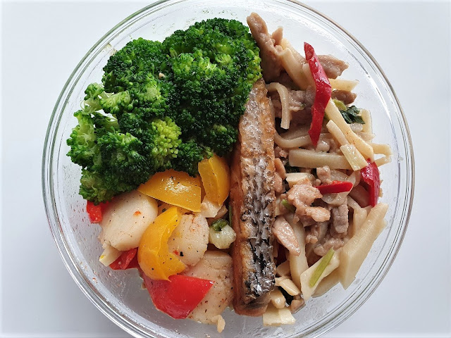 今日午餐：水果椒、青花菜、干貝、鮭魚、筍絲炒豬肉，2021.03.18