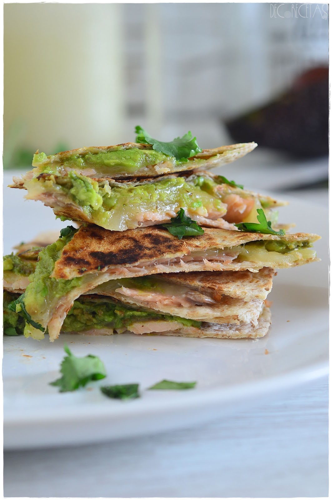 Quesadillas de salmón ahumado, aguacate y queso DECORECETAS