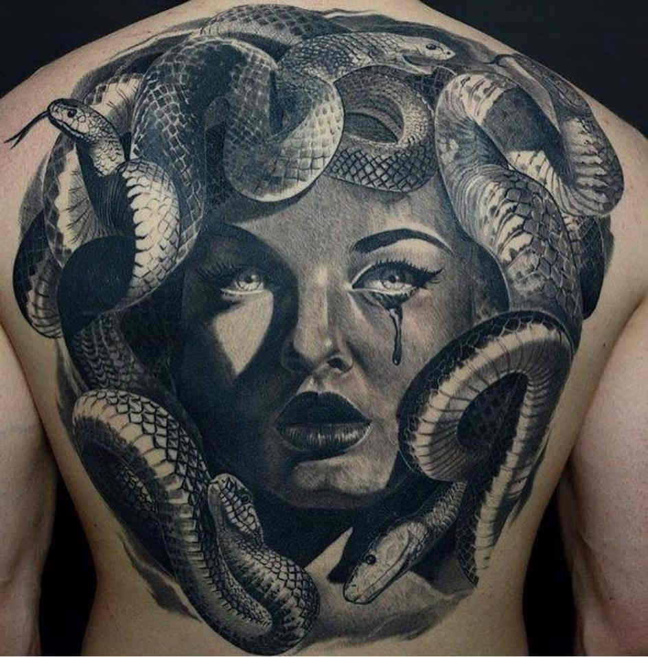 Tatuaje de Medusa de la mitología griega coj serpientes en la cabeza y mirada mortal