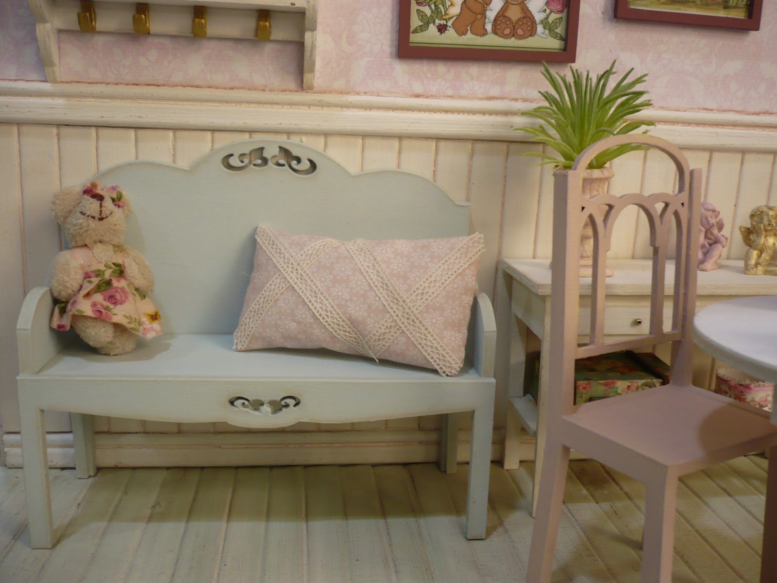 Furniture and accessories in scale 1 6