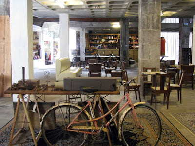 Bicicleta e móveis vintage num dos espaços da loja Armazém
