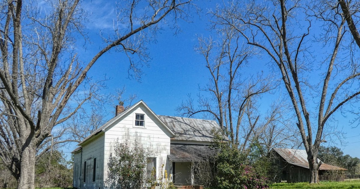 Farmhouse and Barn in Coffee County