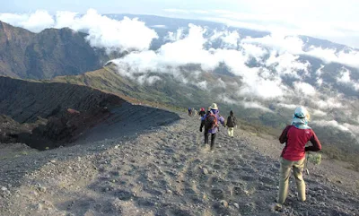 To go Summit Mount Rinjani 3726 meter