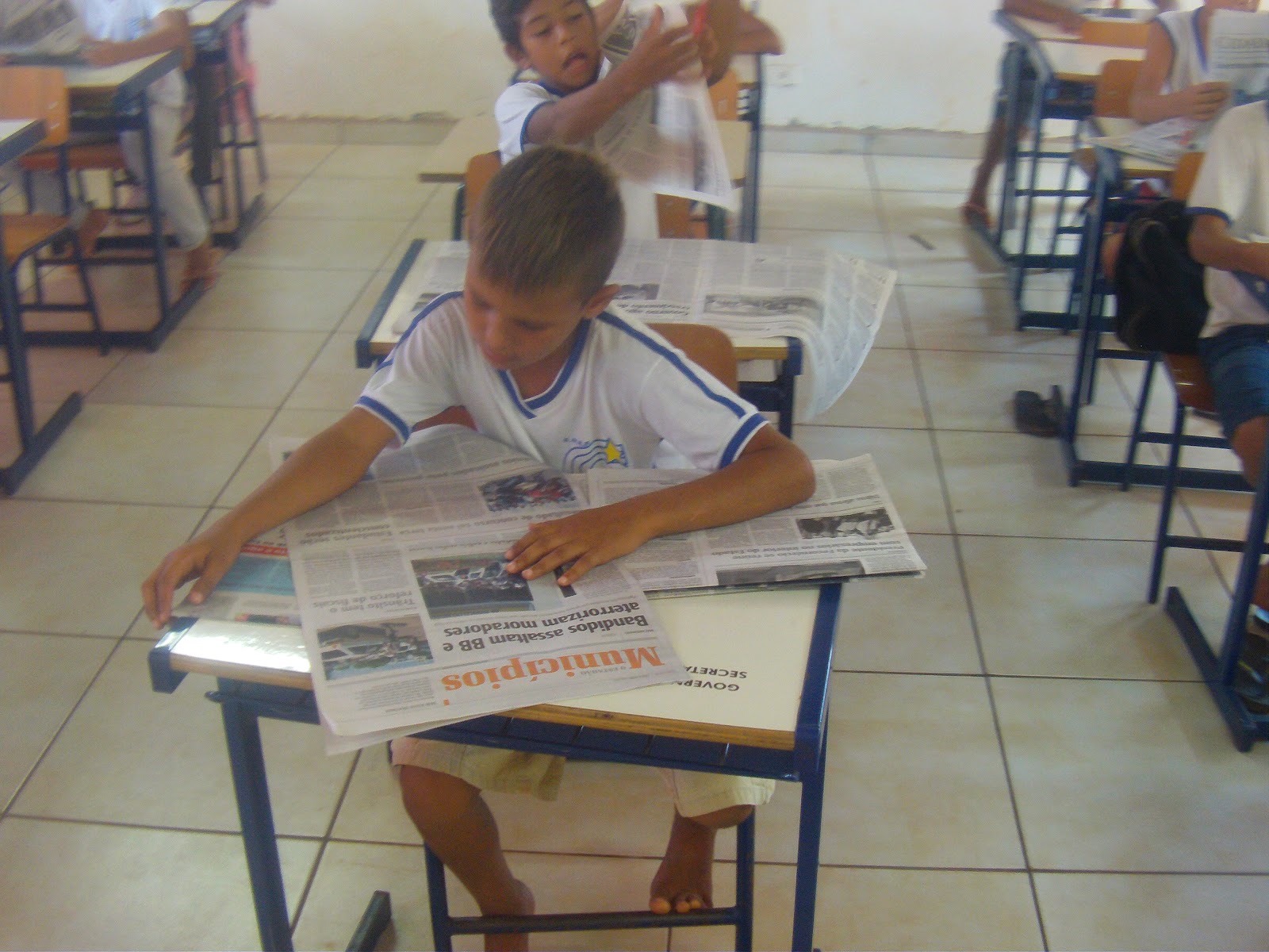 Em Uma Escola Circulam Dois Jornais