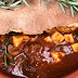Μοσχαράκι σε πήλινο με μανιτάρια πορτομπέλο και καπνιστό τυρί