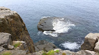 海面に浮かぶ岩