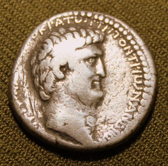 Антоний. Серебряная тетрадрахма с портретами Антония на аверсе и Клеопатры на реверсе.