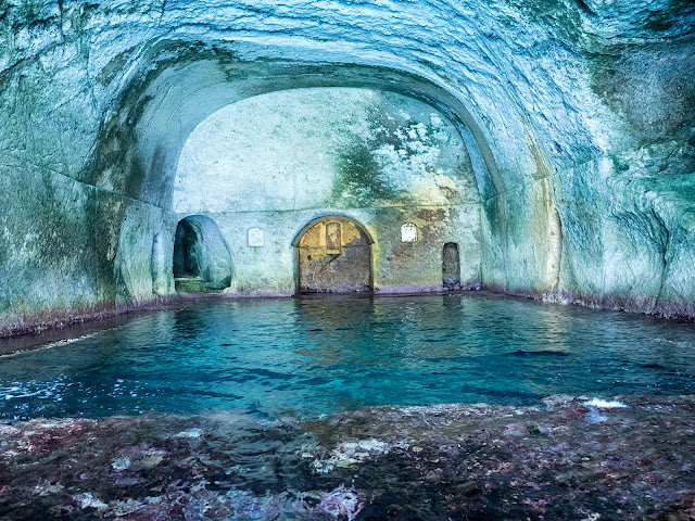Grotte di Pilato, vasca centrale, Ponza @Valeriaderiso Grotte di Pilato, vasca centrale, Ponza @Valeriaderiso
