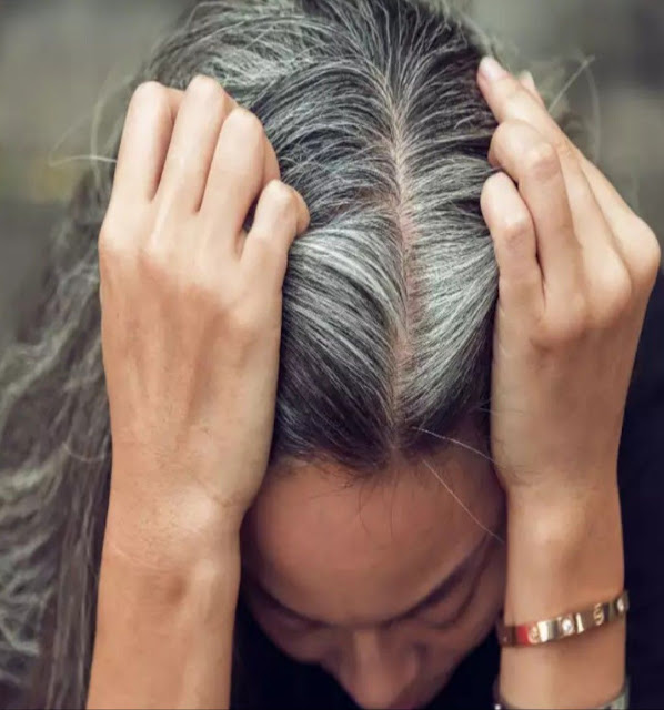 Huile de coco et bicarbonate contre les cheveux blancs