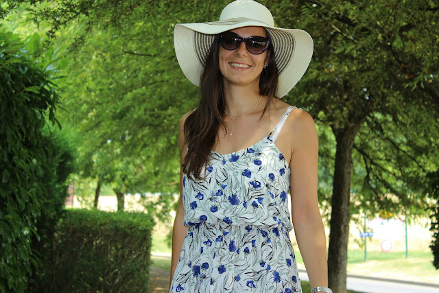 Robe zara à fleurs, chaussures Minelli, clickndress, capeline primark, lunettes Marc jacobs via keloptic