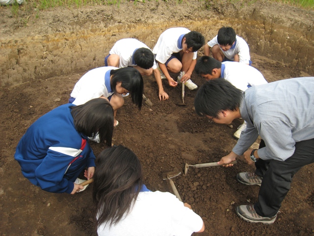 考古学者が4,000年前の壺から笑顔の絵文字を発見
