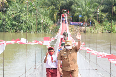 Jembatan Merdeka Desa Bandar Kuala Menuju Desa Manggis di Resmikan Pada Hut RI Ke -75