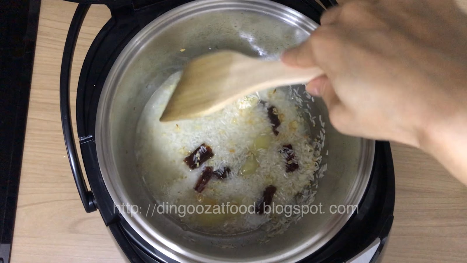 Miki's Food Archives : Rice Cooker Mushroom Chicken Rice 香菇酱油鸡饭[电饭锅食谱]