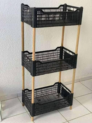 Mueble de cocina reciclado con palos de escoba y canastos de plástico viejos Mueble de cocina reciclado con palos de escoba y canastos de plástico viejos