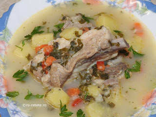 Ciorba de porc reteta de casa taraneasca cu bors oase cartofi morcovi ardei rosii orez leustean retete culinare mancare legume zeama borsuri ciorbe traditionale piept coaste,