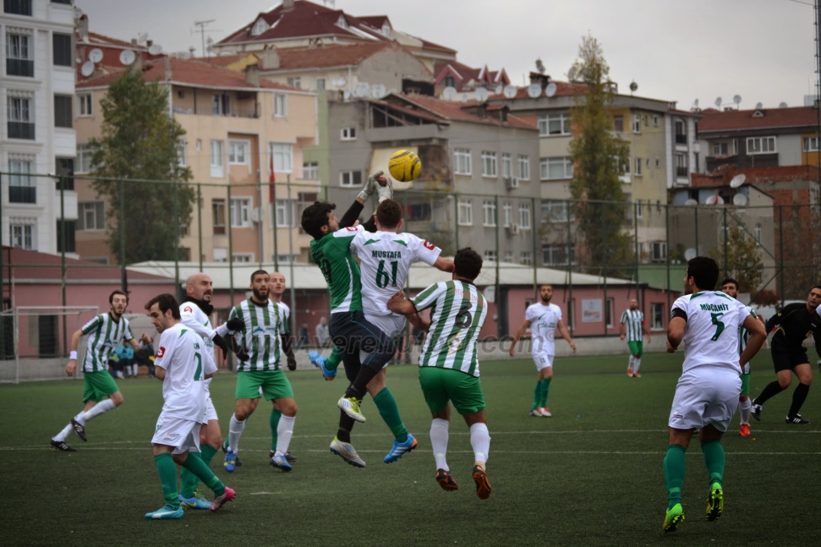 YEREL FUTBOL İSTANBUL ÜNYE BUZ KESTİ
