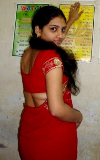 Hottest Aunty Indian Bhabhi Showing Her Back