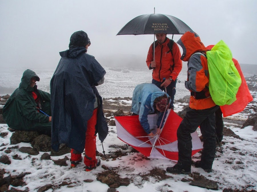 Reparando-los-paraguas-bajo-la-nieve