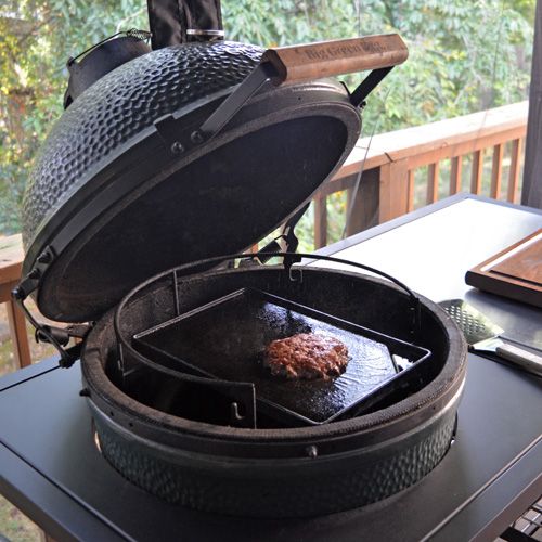 Prepara la hamburguesa en el Big Green Egg con un grill