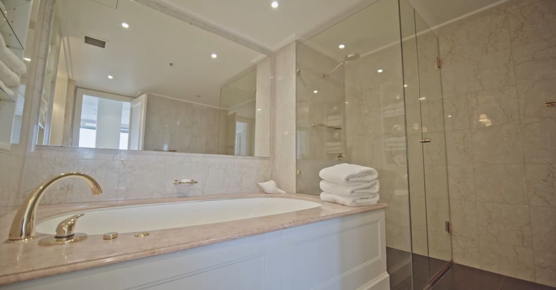 22 Interior Design Photos vs. 1401/61 Macquarie St, Sydney Luxury Condo Tour