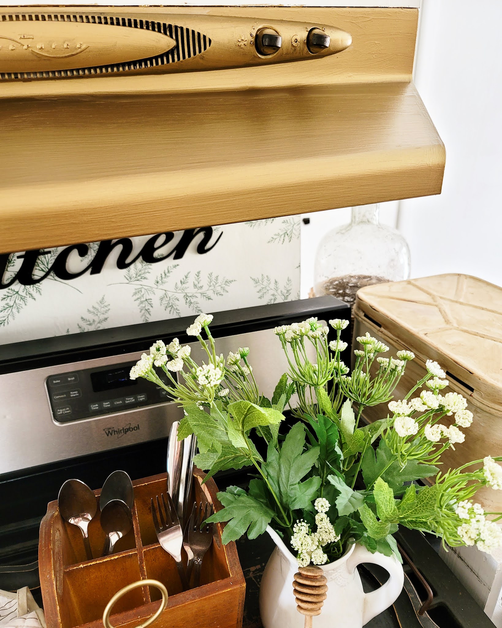 The Quaint Sanctuary { DIY Vintage Kitchen Hood }