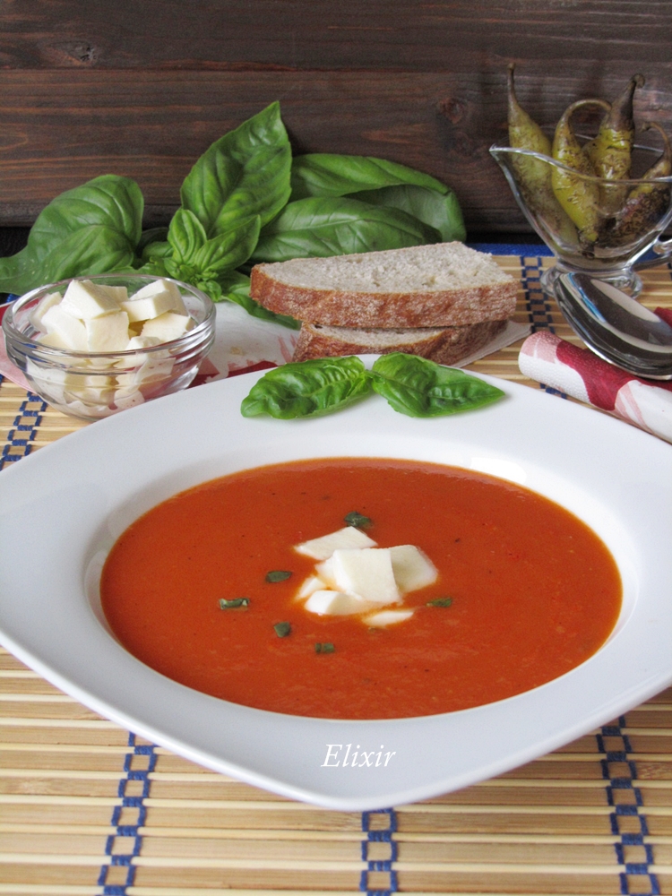 доматена крем супа с печени чушки и моцарела