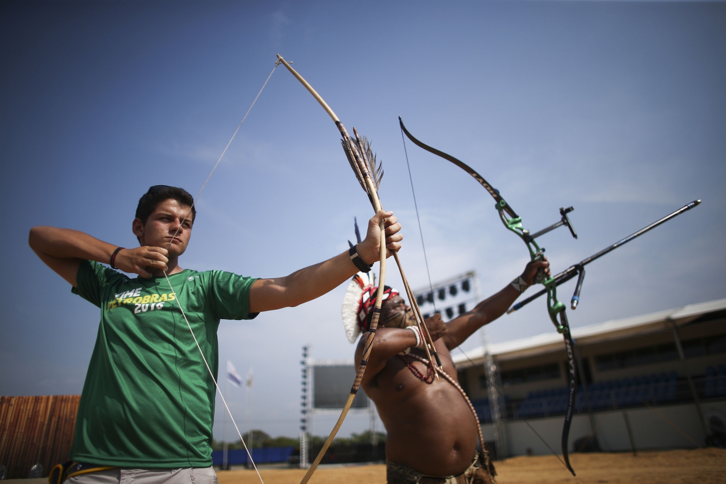 Marcus D'Almeida experimenta o Arco e Flecha nos Jogos Mundiais Indigenas Surto Olímpico
