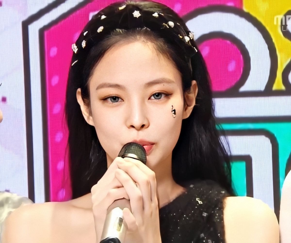 Black Pink's Jennie receives good reactions after dying her hair all b...