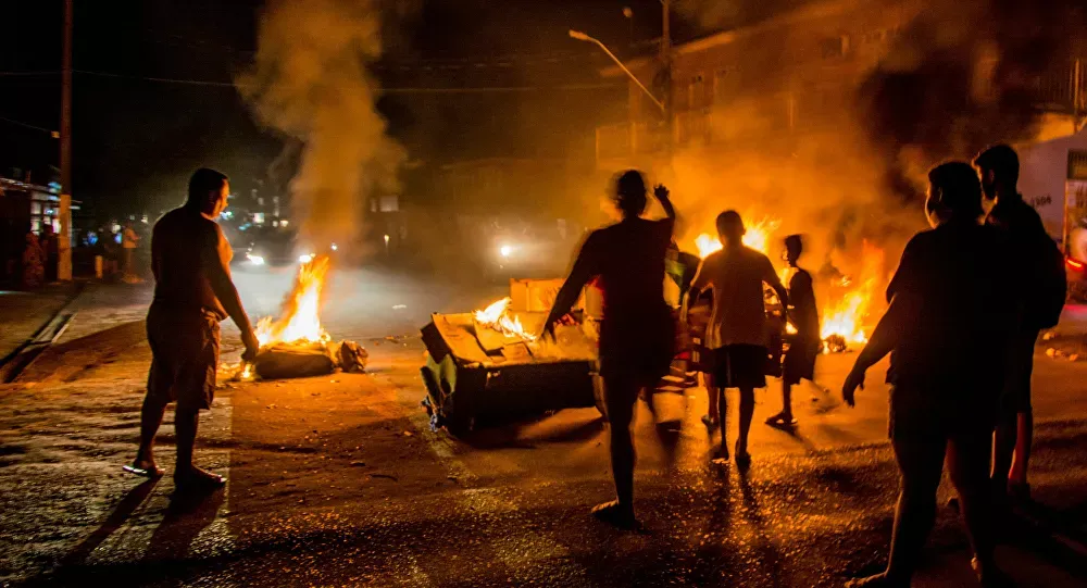 Moradores da capital do Amapá, em Macapá, fazem protestos na noite desta terça-feira, 10, durante apagão que afetou o Estado na última semana. Na foto, ruas são interditadas com fogo em pneus