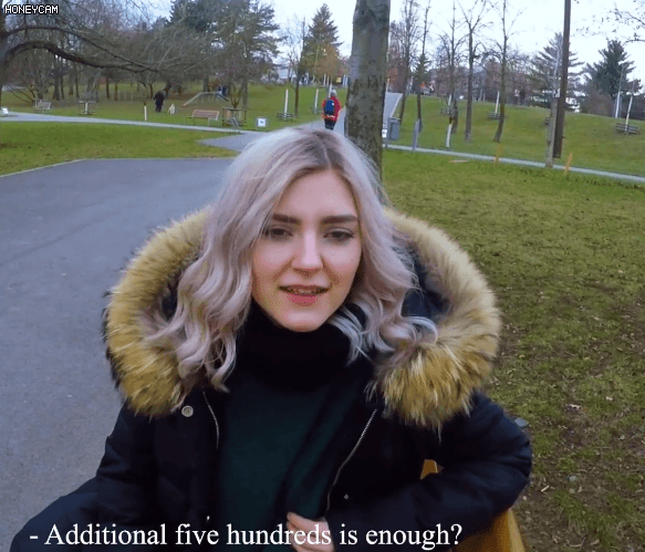 길거리에서 눈치보다 가슴 보여주는 처자