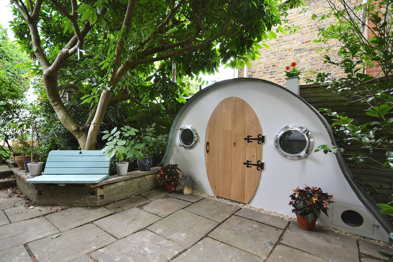 Shedworking: Hobbit house shed