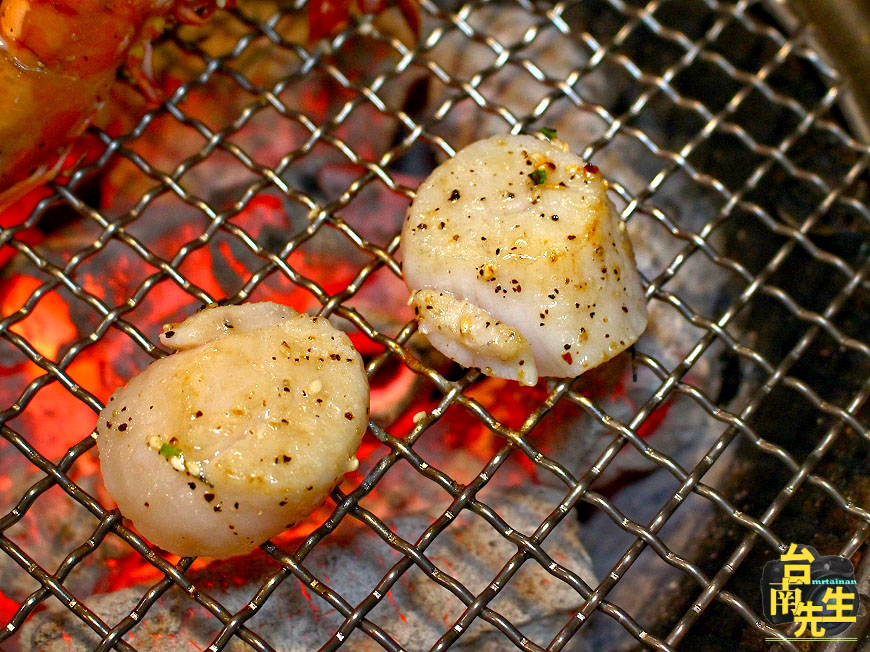 台南燒烤餐廳／嚴選冷藏頂級肉品／全牛套餐期間限定／木炭烘烤香氣撲鼻／桌邊代烤服務親切專業／傳承日式燒肉文化