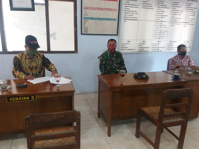 Tingkatkan Kerja Sama Melawan Virus Corona, Babinsa Taraman  Komsos Dengan Perangkat Desa