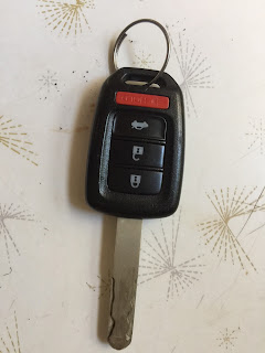 我的毫无特色的车钥匙。My very ordinary looking car key.（曾铮博客）