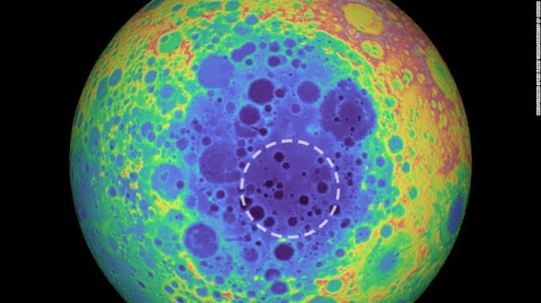Hay una gran masa incrustada en el centro de la Luna y los astrónomos no están seguros de qué es. Hay una gran masa incrustada en el centro de la Luna y los astrónomos no están seguros de qué es.