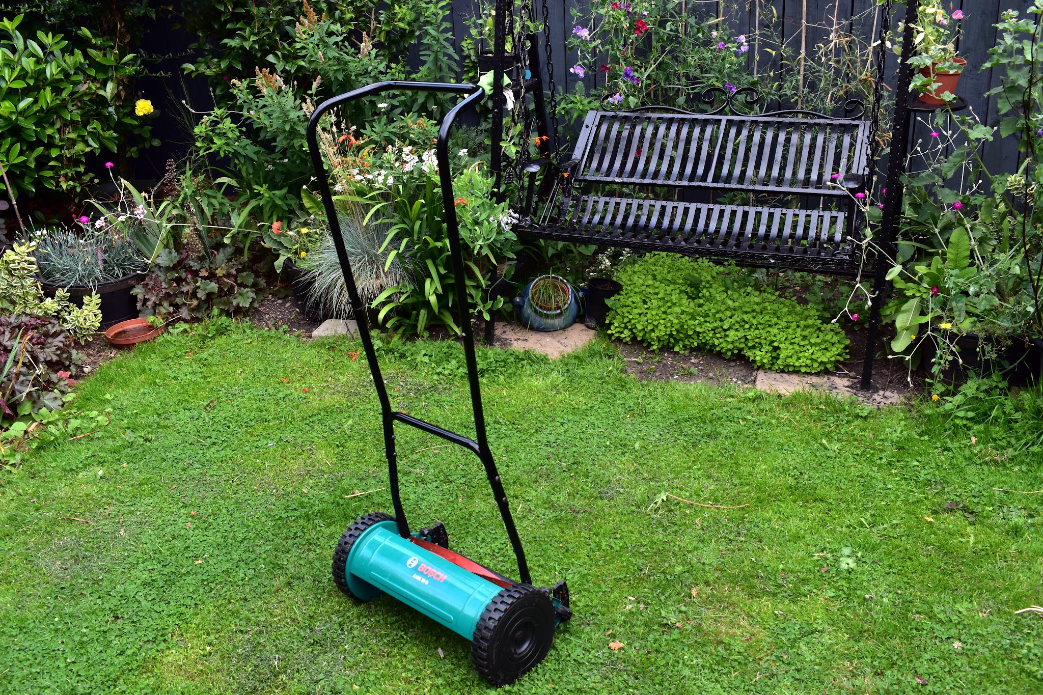 Reviewing The Benefits and Drawbacks Of A Manual Lawn Mower