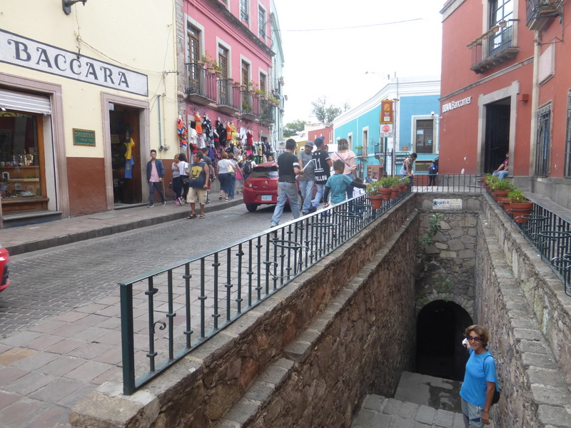 GUANAJUATO ENTRE TUNELES, ESTUDIANTES, MINAS Y TURISTAS.