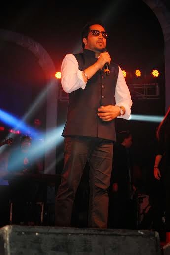 Mika Singh performing during Tulsi Kumar weddiing