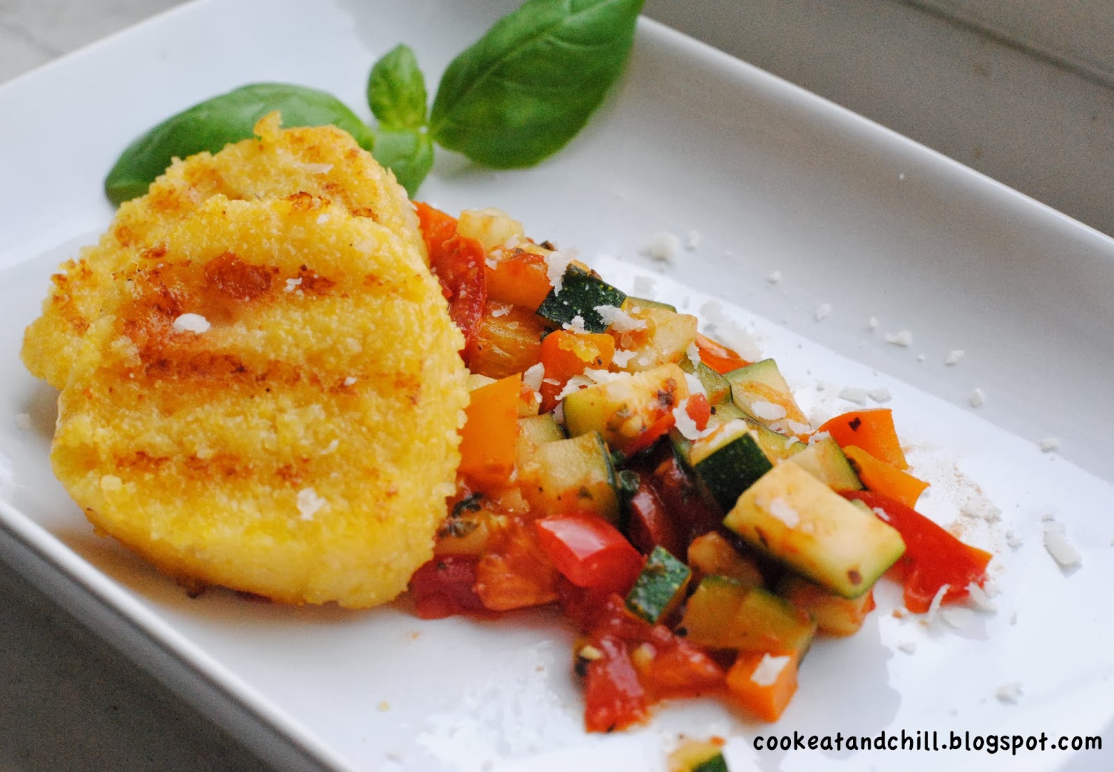 cook eat and chill(i): Gebratene Polentascheiben mit Zucchini-Gemüse