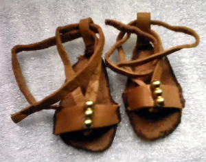 mini sandale, pentru papusi, cu decoratiune margele aurii
