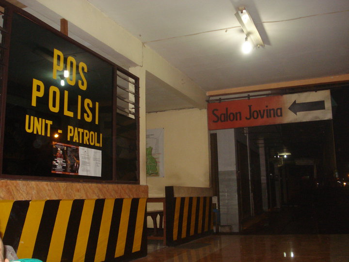 Menghubungi Kantor Polisi