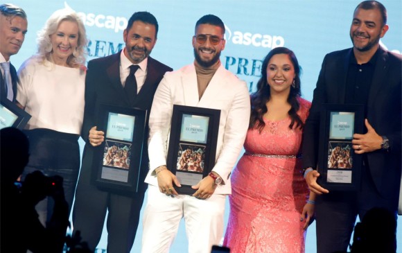 Maluma gana premio a Compositor del año