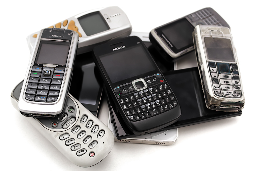 Wypasiony smartfon - kupka starych telefonów i smartfonów