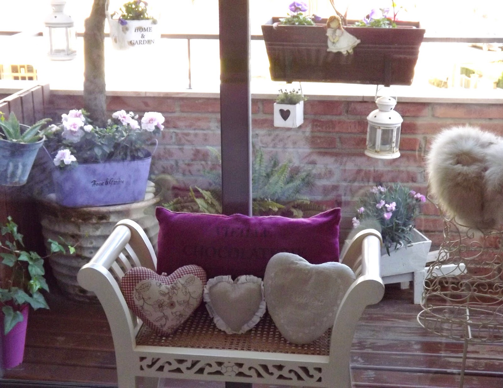 Un vergel en la ciudad: Bancos bajo la ventana...