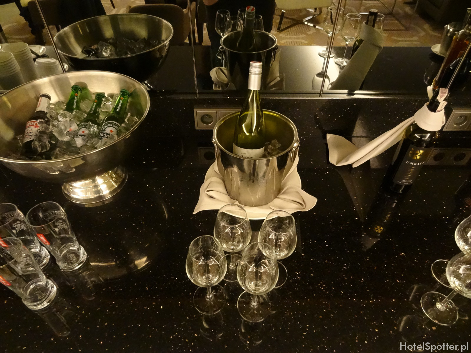 Salonik Executive Lounge w DoubleTree by Hilton Warsaw - piwo i wino