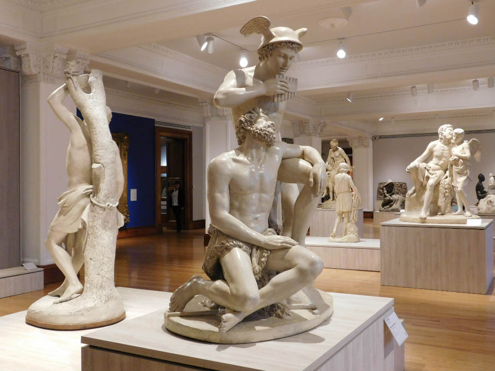 Esculturas de formas humanas realizadas con mármol blanco y expuestas en la sala del MUNAL