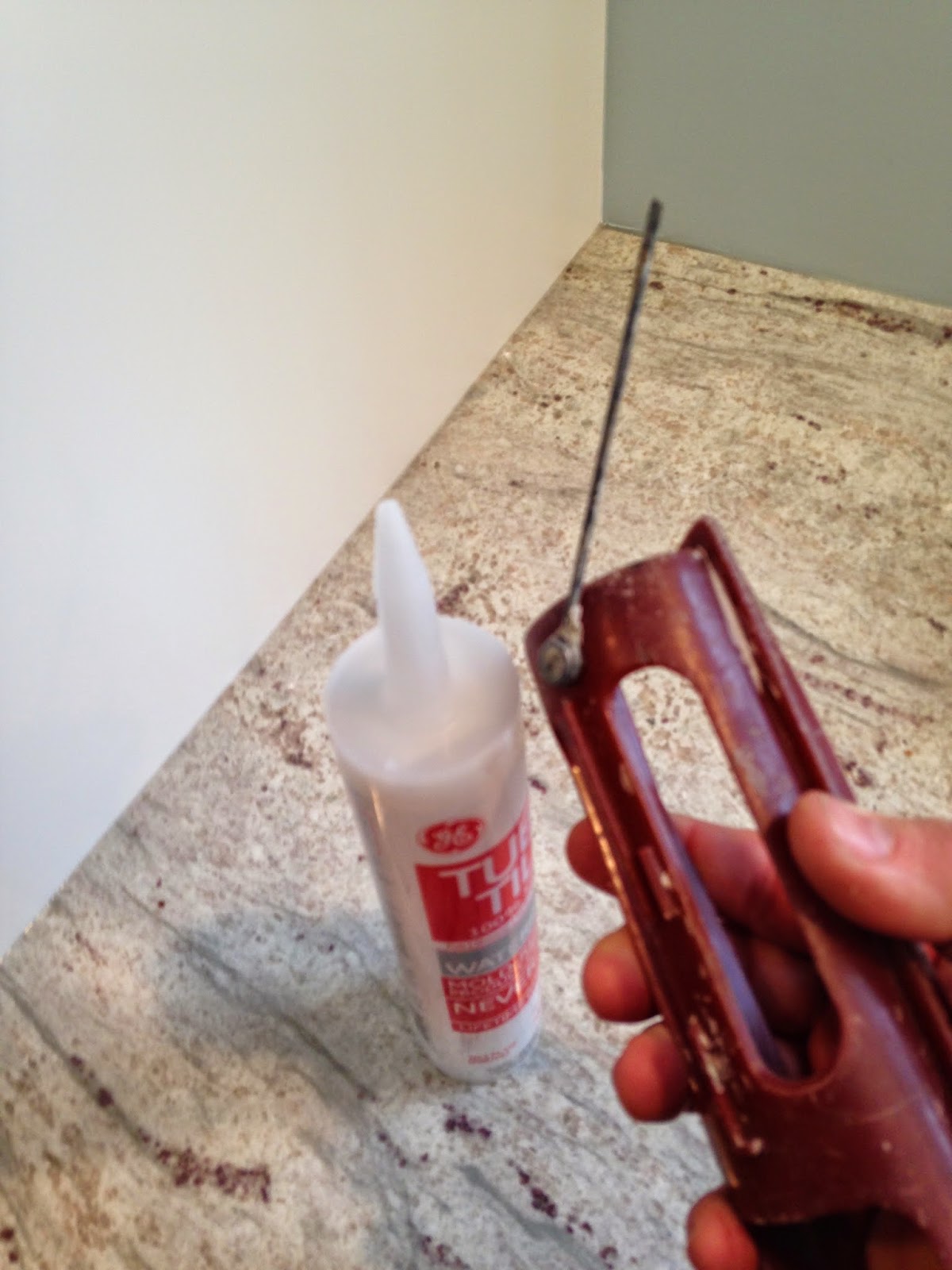 TheBuilderFix: Caulking for the beginner!