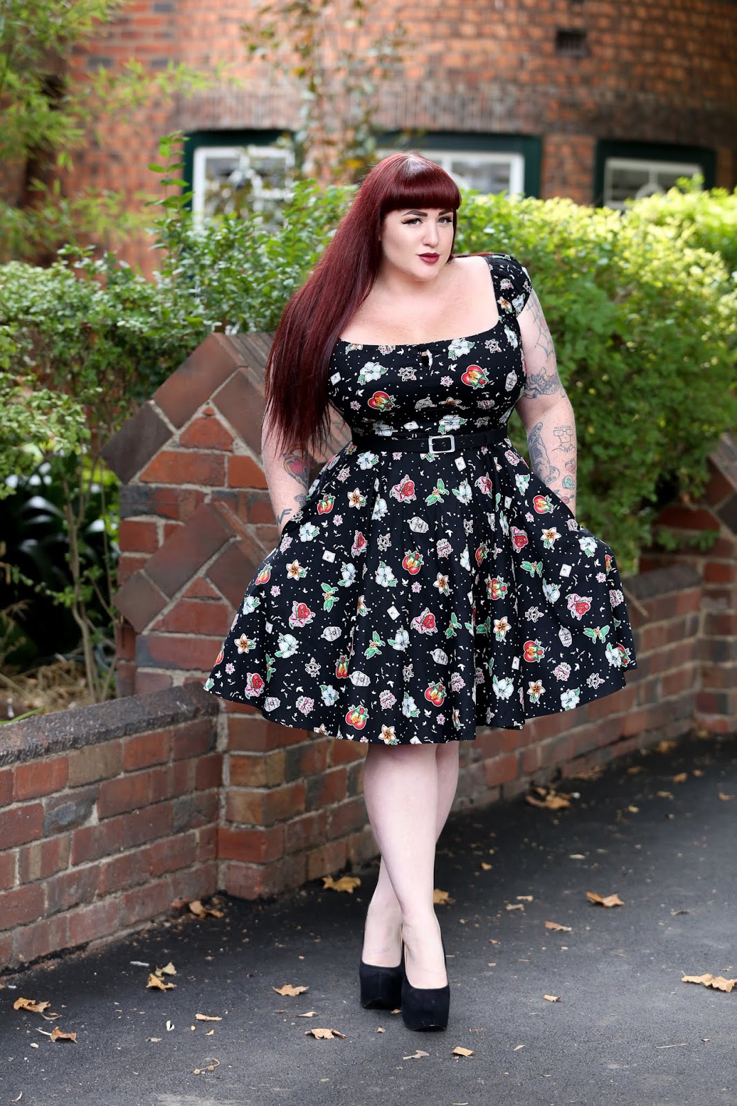 Curves to Kill...: Roses, spiders and lovebirds - oh my!