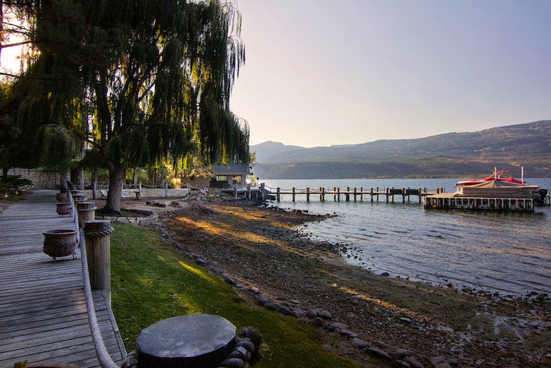 Casa Okanagan Lakeshore con un Diseño Interior Náutico