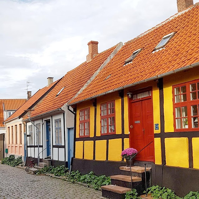 Die Ostseeinsel Bornholm: Ein tolles Familien-Urlaubsziel für alle Jahreszeiten.Die bunten Farben der Häuser von Rönne bieten das ganze Jahr über einen tollen Anblick.